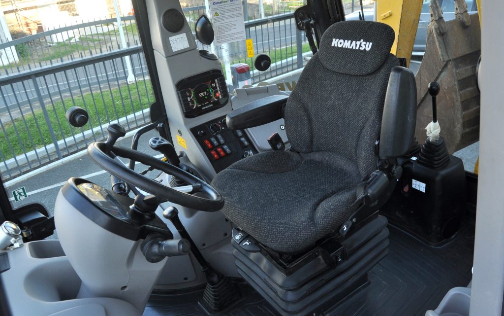 Retroescavadora Komatsu WB93R-8