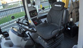 Retroescavadora Komatsu WB93R-8 cheio