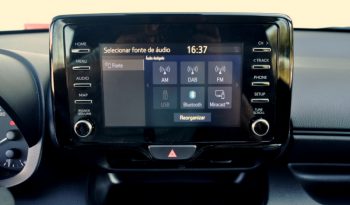 Toyota Yaris 1.0 VVT-i Confort cheio